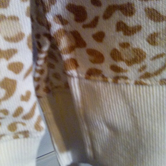 Time and Tru Giraffe Design Sweatshirt - Picture 6 of 7